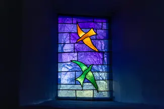 Eglise Saint-Etienne à Waha | Oiseaux aux formes fluides symbolisant la liberté