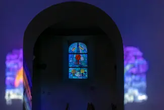 Eglise Saint-Etienne à Waha | Projections colorées de vitraux situés situés de l’autre côté de la nef