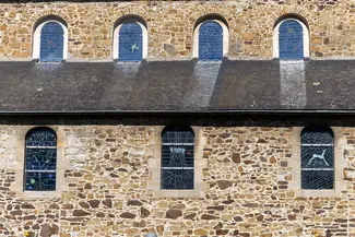 Eglise Saint-Etienne à Waha | Sept vitraux de Jean-Michel Folon depuis l’extérieur